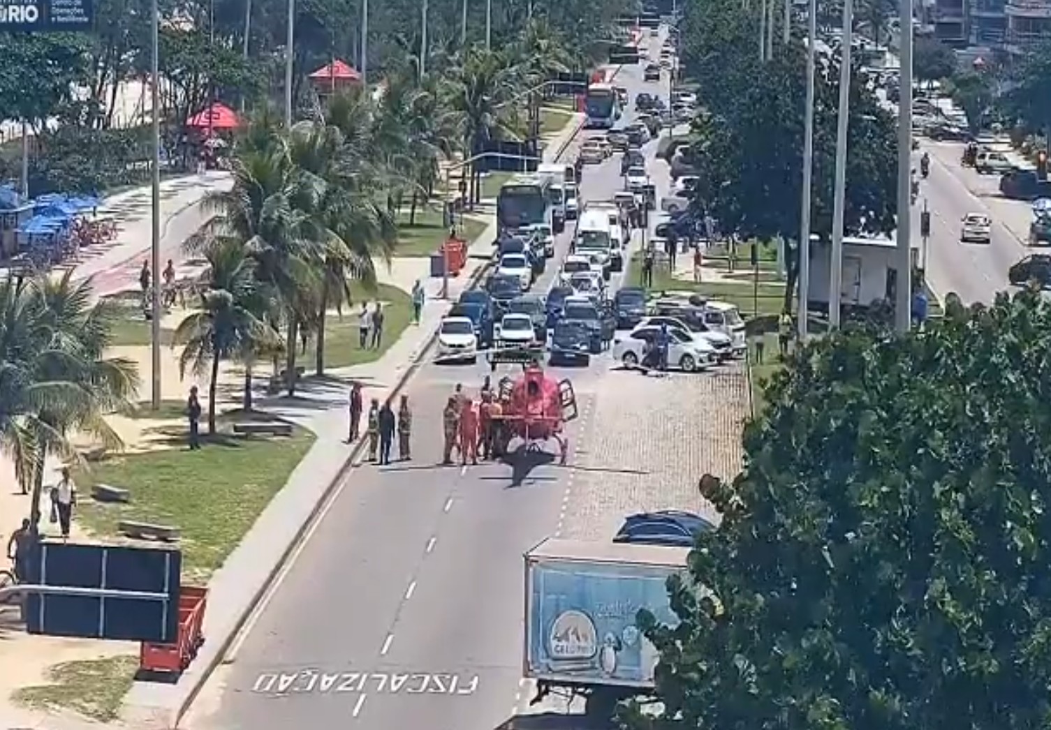 Avenida Lúcio Costa é interditada por capotamento após batida 