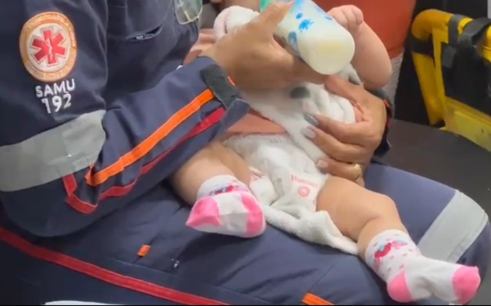 Bebê é atendida pelo Samu após ser encontrada ao lado do corpo da mãe em Natal — Foto: Kleber Teixeira/Inter TV Cabugi
