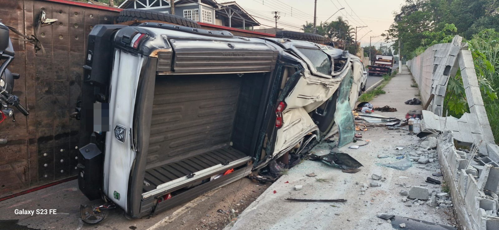 Dodge Ram avaliada em R$ 300 mil fica destruída após caminhão guincho perder o freio em curva e tombar em Atibaia, SP