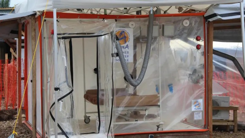 Como os profissionais de saúde estão tratando o Ebola e se mantendo seguros