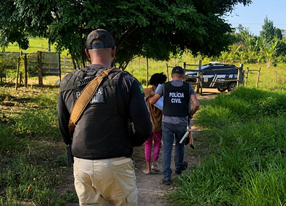 Vítima foi resgatada após ser mantida em cárcere privado pelo companheiro em Gongogi — Foto: Polícia Civil