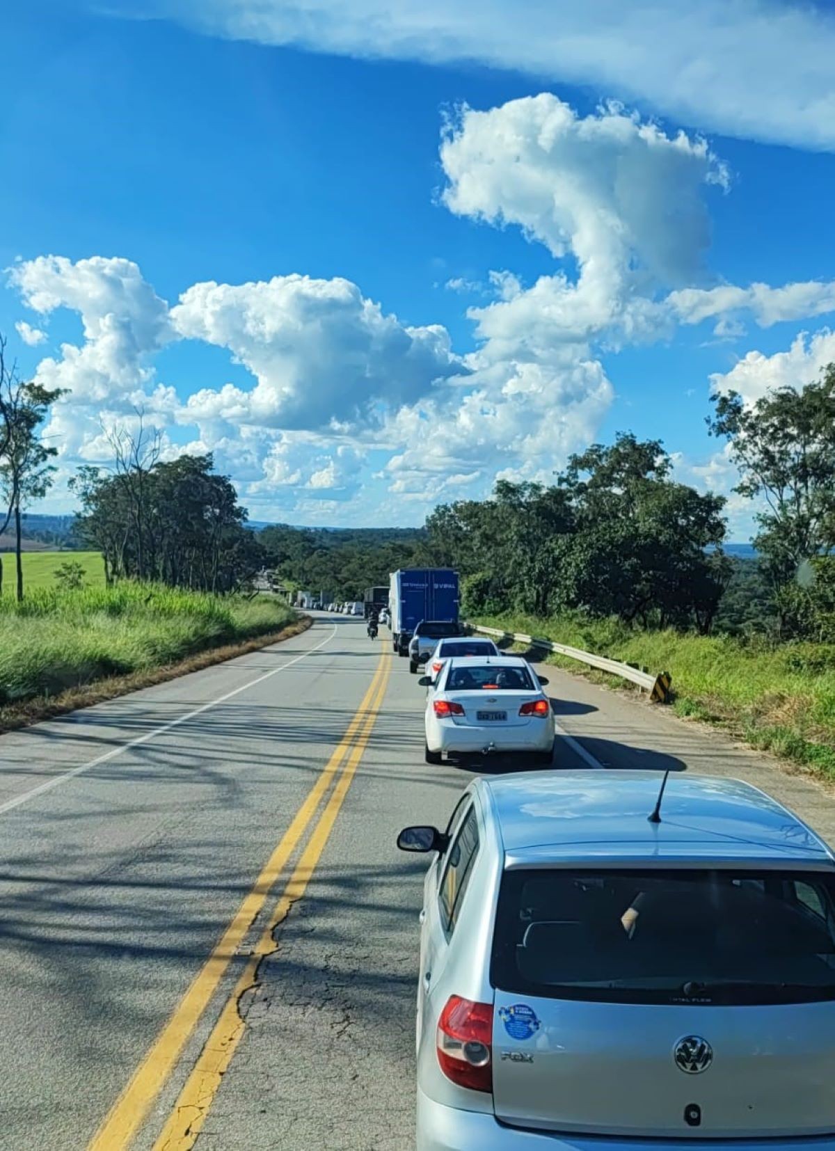 Motociclista morre e homem fica em estado grave após acidente com caminhão na BR-494, em Divinópolis
