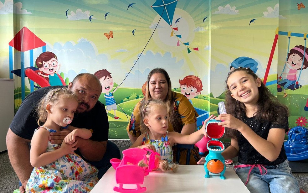 Família das gêmeas Heloá e Valentina, separadas após cirurgia em Goiânia — Foto: Michel Gomes/g1 Goiás