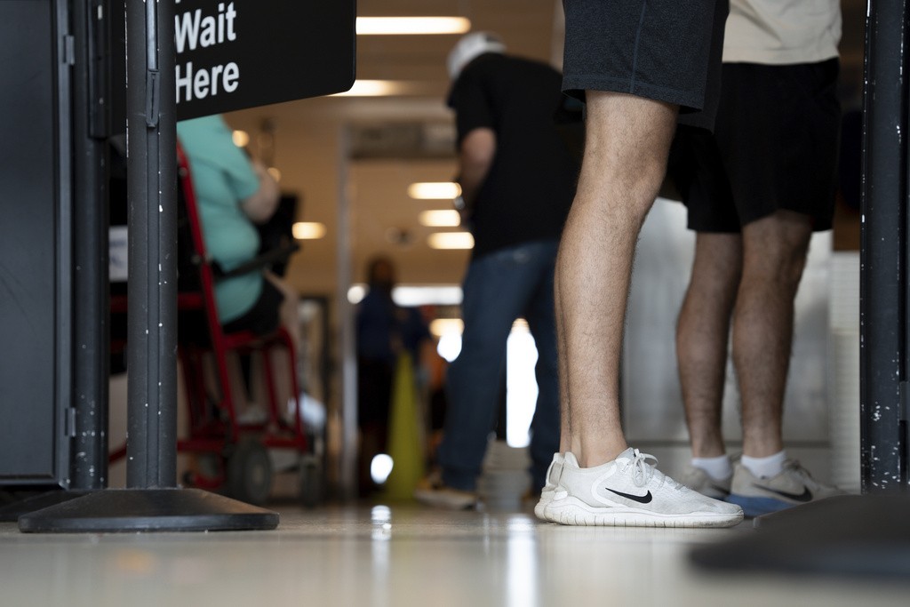 Por que não é mais obrigatório tirar os sapatos em controles de segurança de voo internos nos EUA?