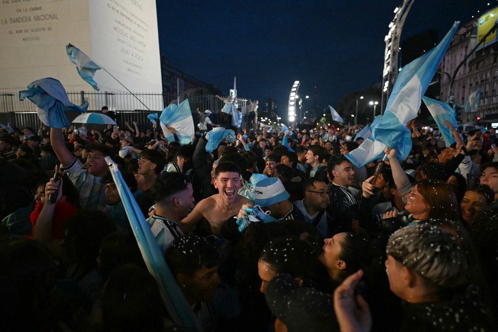 Torcedores comemoram após a Argentina derrotar a Inglaterra em uma partida da semifinal da Copa do Mundo no centro de Buenos Aires, Argentina, na quarta-feira, 15 de julho de 2026 — Foto: Luis Robayo/AFP