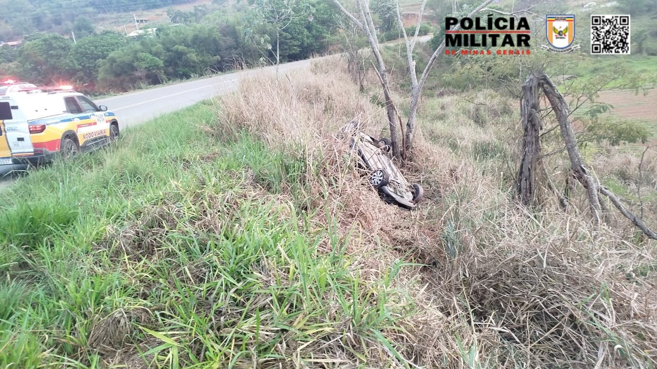 Casal em carro roubado no RJ tenta fugir da polícia, mas capota veículo e é preso com maconha na MG-265