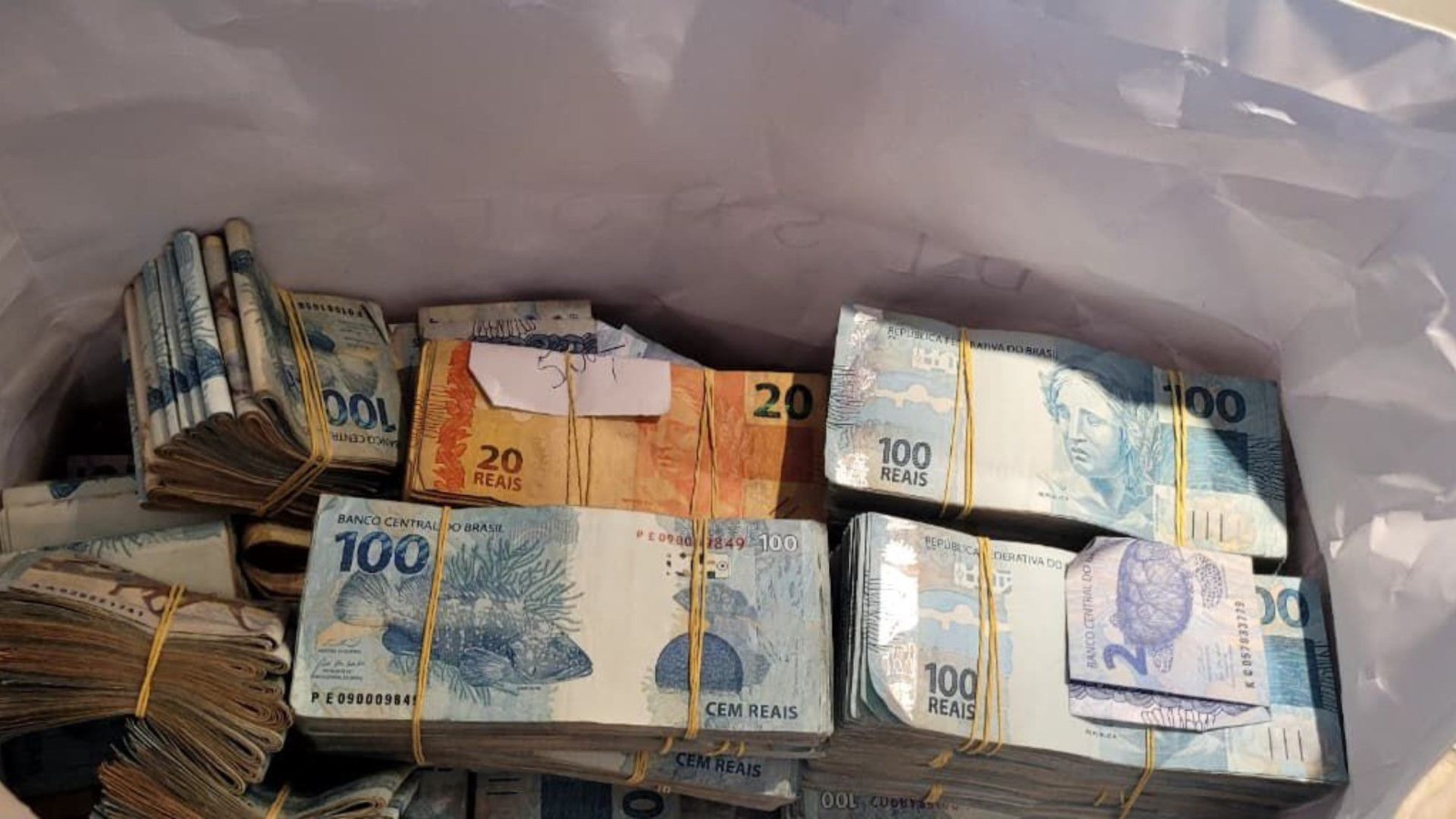 Carros, relógios, dólares e cerca de R$ 1 milhão apreendidos em operação contra fraudes na saúde — Foto: Divulgação/PF