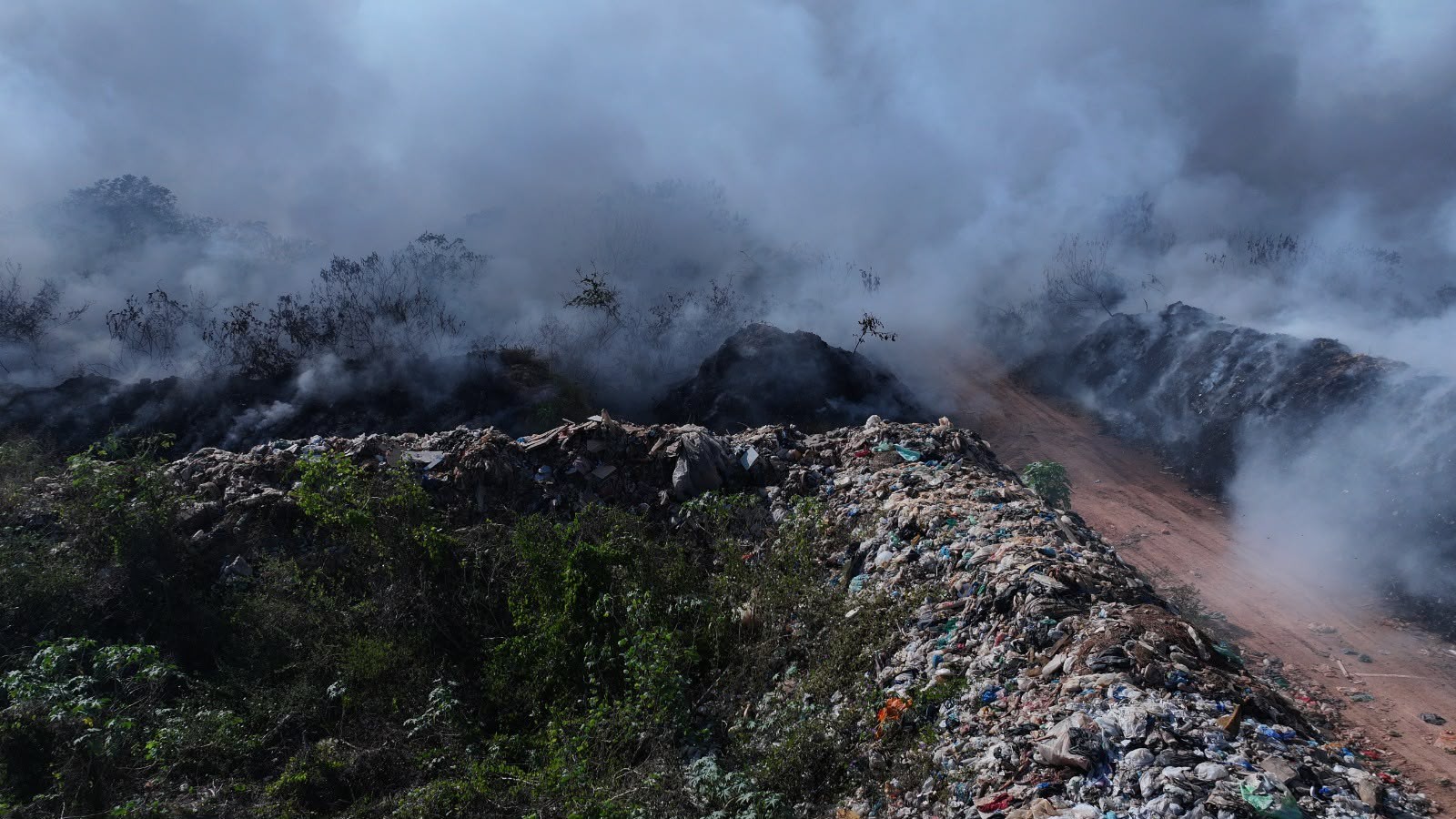 Após mais de 40 horas, incêndio no lixão de Iranduba continua neste sábado; fumaça se espalha pela região