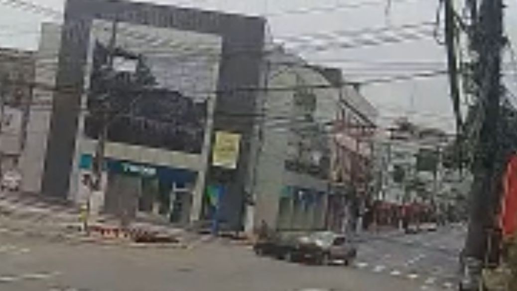 VÍDEO: Batida entre carro e caminhonete deixa ferido em Volta Redonda