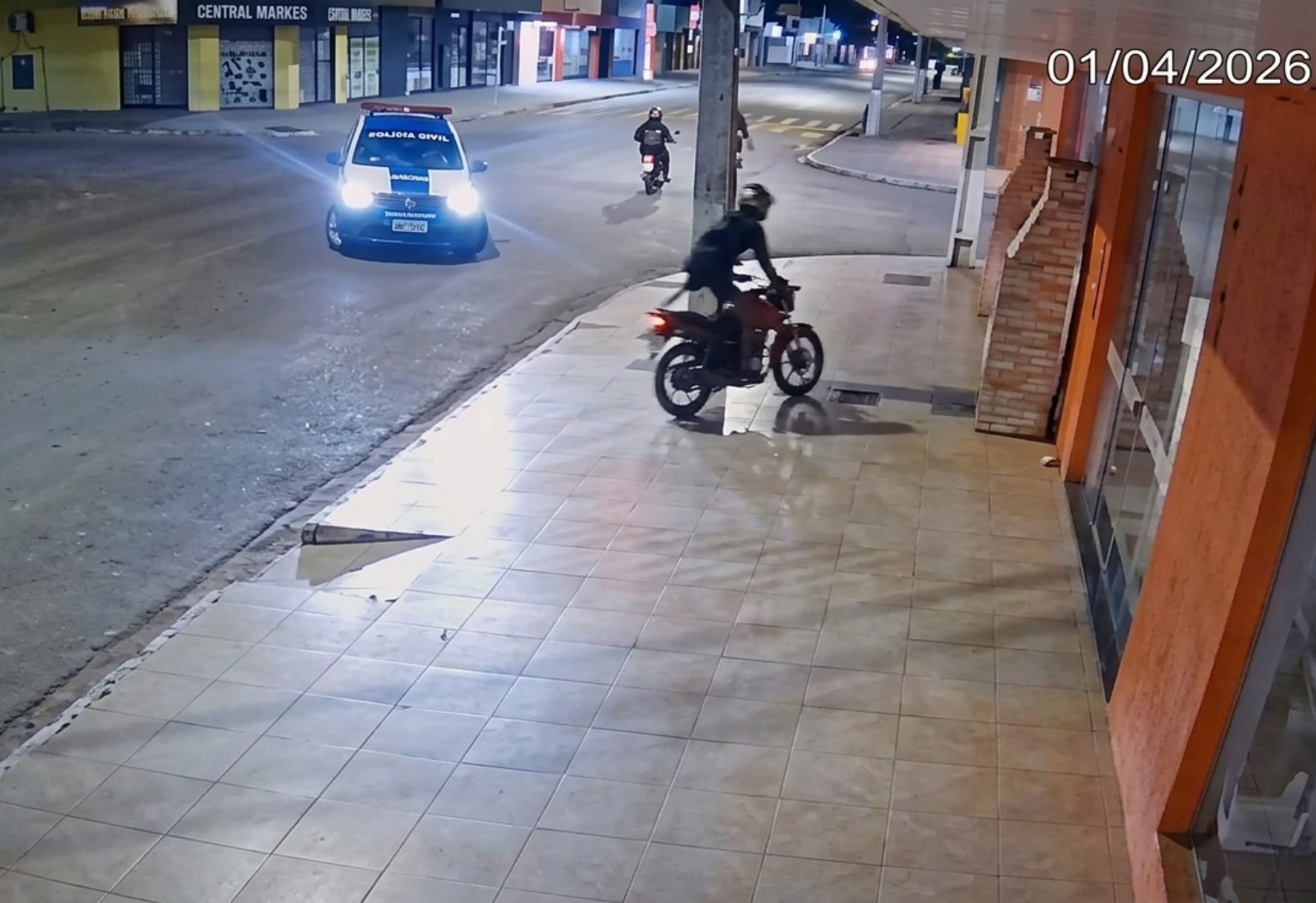 Motociclista perde o controle da direção ao fugir da polícia e atinge churrasqueira em loja; VÍDEO