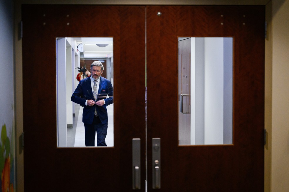 O congressista republicano Thomas Massie, crítico de Trump e que disputa vaga nas primárias do Kentucky, em maio de 2026. — Foto: Jon Cherry/ AP