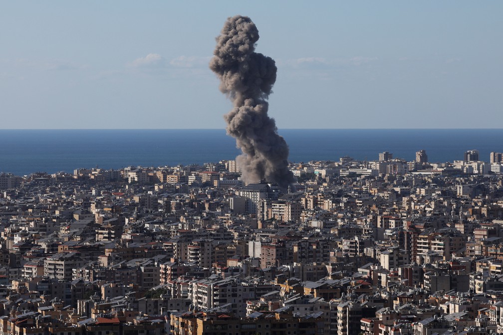 Fumaça é vista saindo do subúrbio de Beirute após bombardeio de Israel em 19 de outubro de 2024. — Foto: Mohamed Azakir/ Reuters