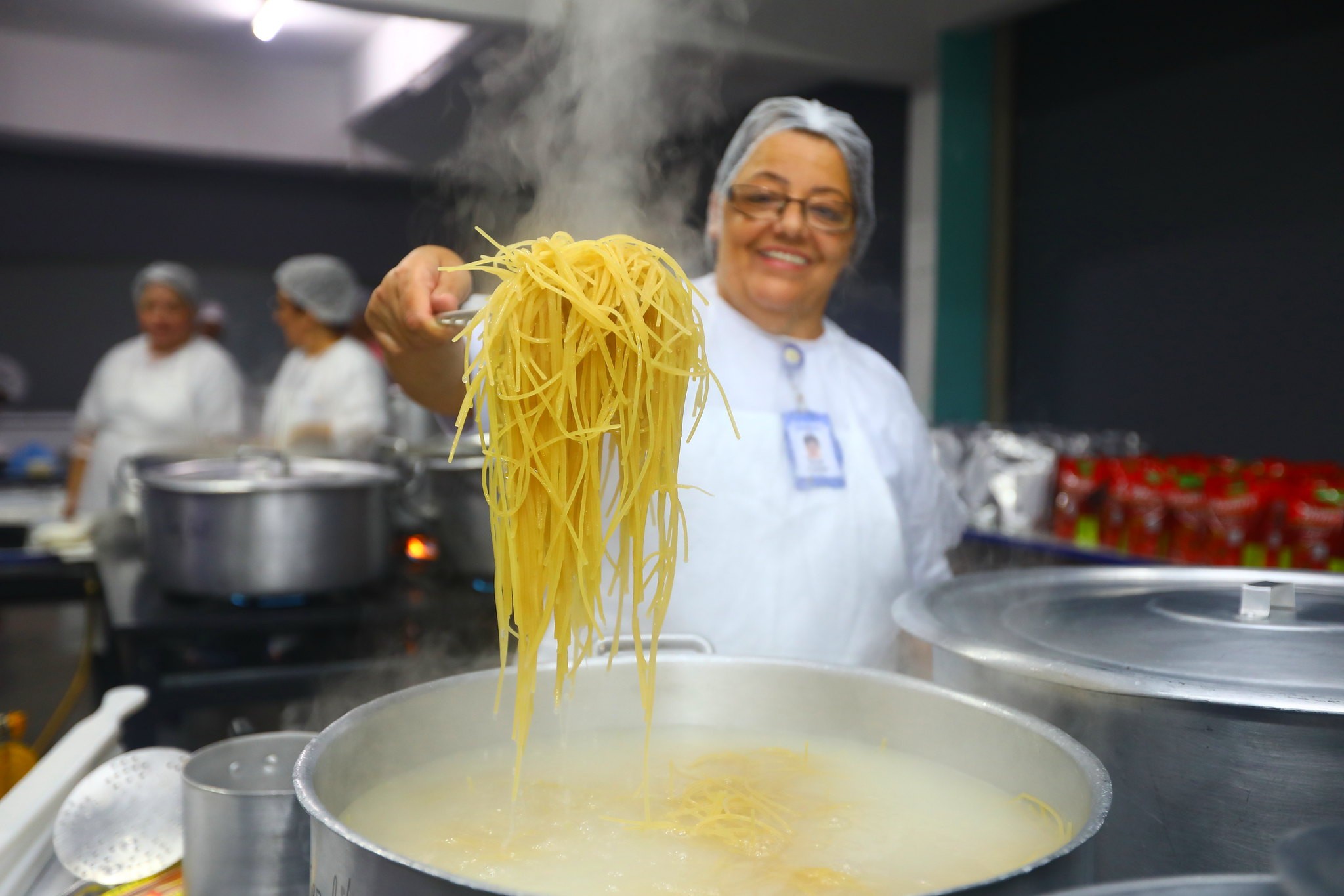 Macarronada para 10 mil pessoas: como é feita a receita com 1 tonelada de massa na Festa do Trabalhador em São José dos Campos