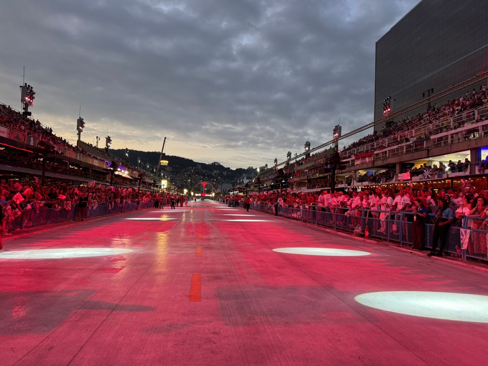 Desfile das Campeãs: escolas entram novamente na Sapucaí em noite marcada por críticas aos jurados e público fiel ao Mestre Ciça