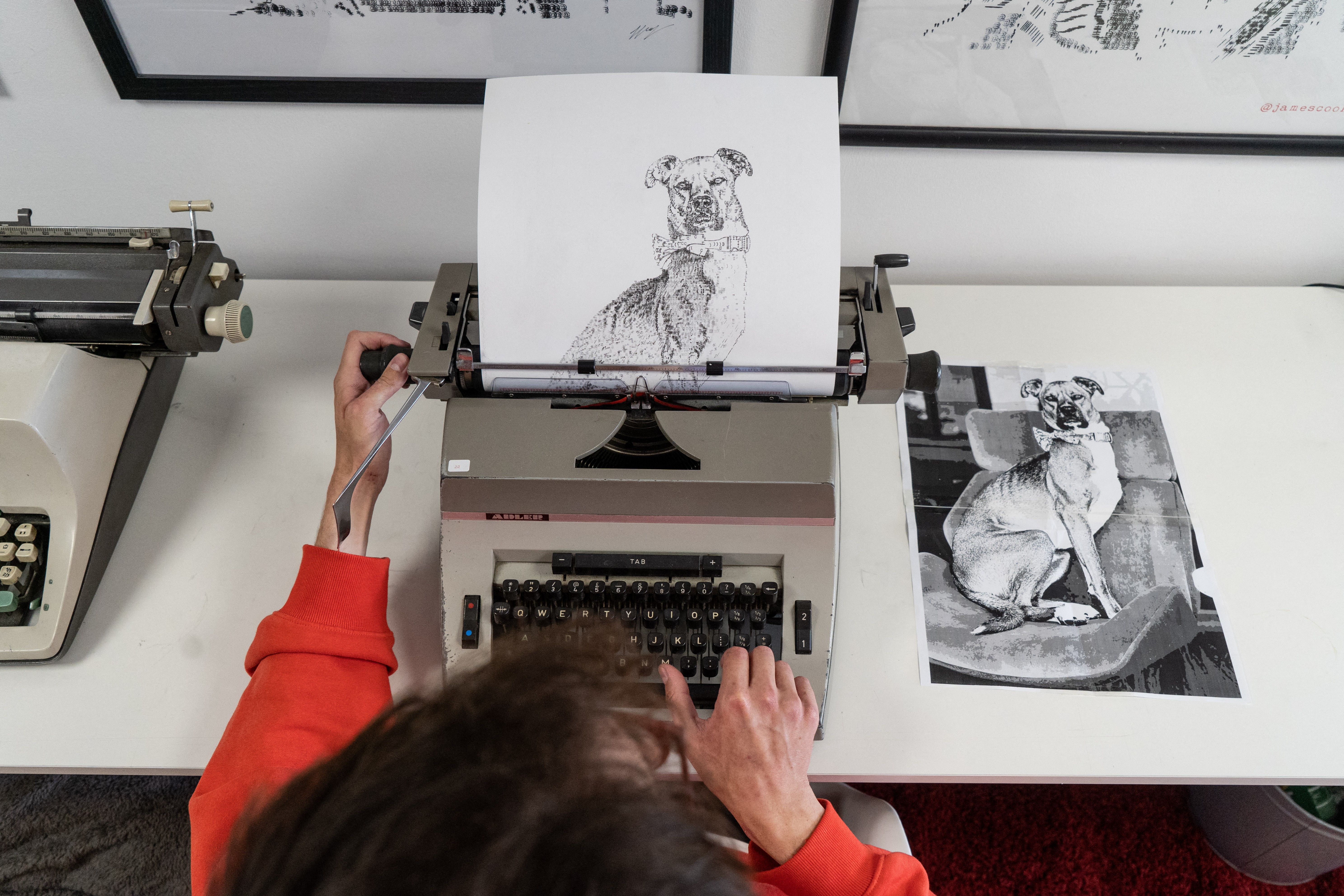 Artista usa máquinas de escrever para criar obras de arte em desenhos