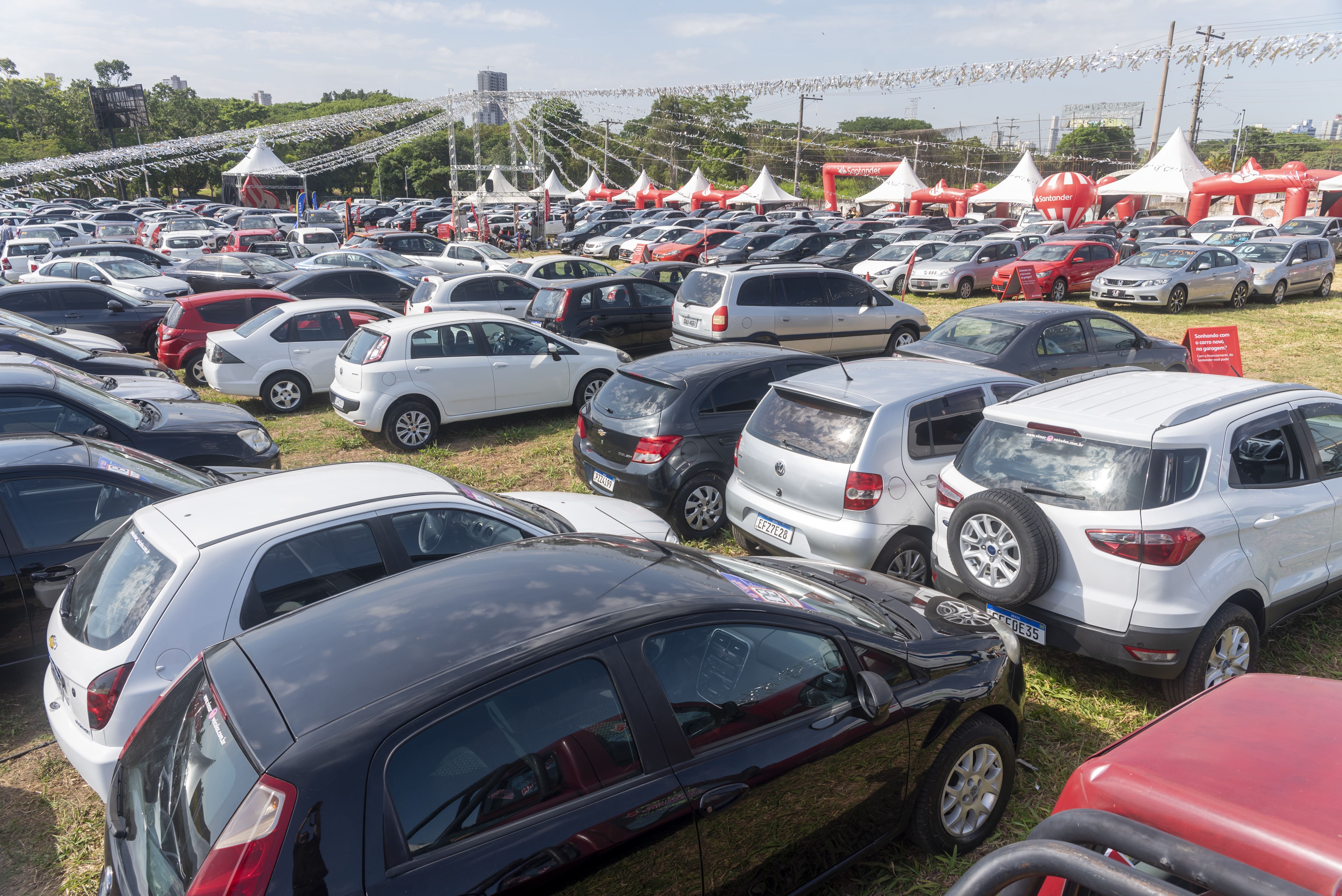 Feirão Pense Auto de veículos seminovos acontece no estacionamento do Paço em Sorocaba