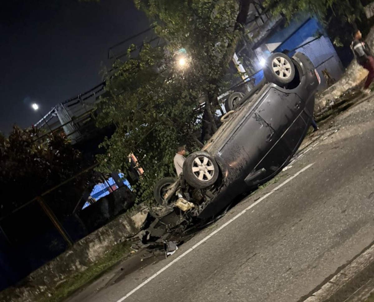 Carro capota e deixa duas pessoas feridas na Via Sérgio Braga, em Volta Redonda
