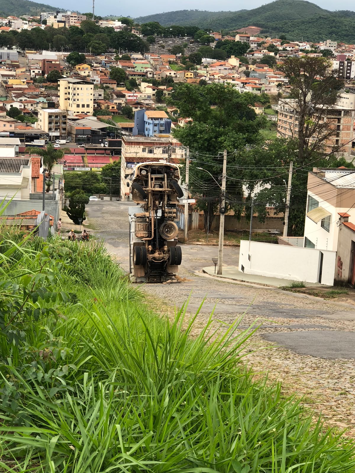 Caminhão tomba e fica em pé na pista após não conseguir subir morro em MG