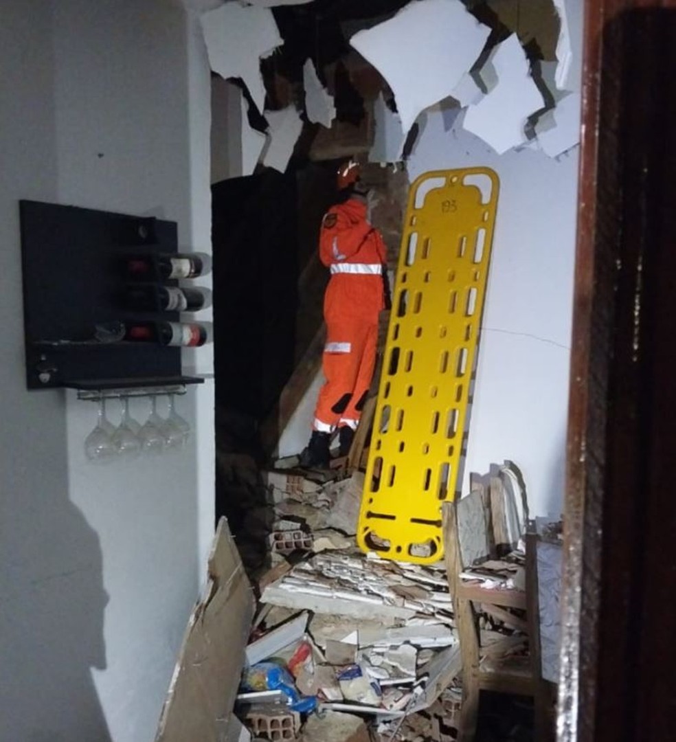 Um homem de 45 anos ficou soterrado após desabamento de casa e foi retirado dos escombros pelos bombeiros. — Foto: Corpo de Bombeiros/ Divulgação
