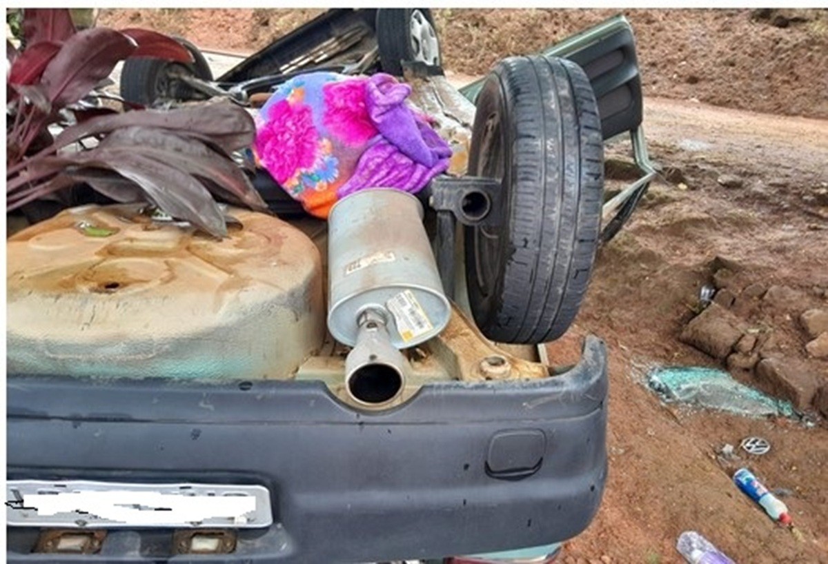 Duas pessoas morrem e uma fica ferida após carro capotar próximo à BR-040, em Barbacena