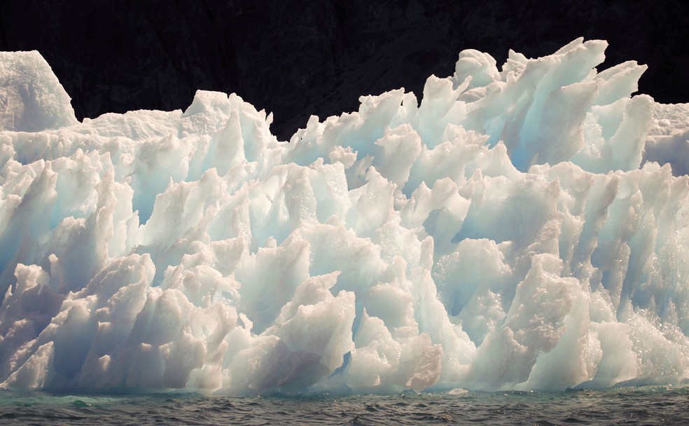 Um iceberg derrete nas redondezas da cidade de Narsarsuaq, no sul da Groelândia. — Foto: REUTERS/Bob Strong