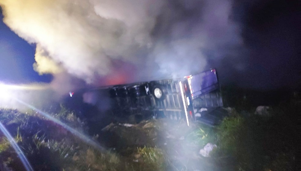 Carreta carregada com 5,5 mil toneladas de mercadorias tomba e pega fogo na Fernão Dias, em Três Corações, MG — Foto: Polícia Rodoviária Federal
