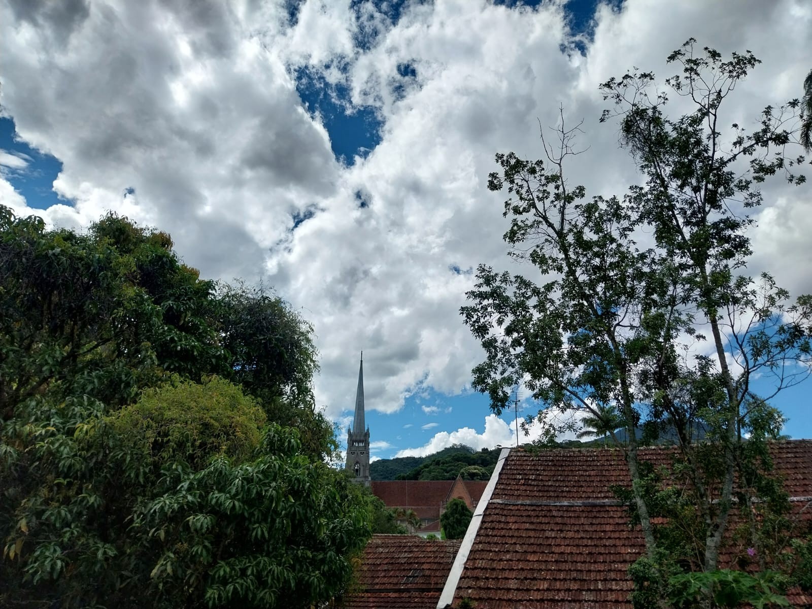 Defesa Civil emite alerta para chuva moderada a forte em Petrópolis