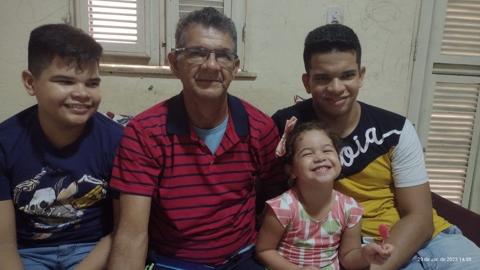 Antônio Pereira (ao centro) e seus "filhos do transplante": Juan, de 20 anos, à direita; David, de 13 anos, à esquerda; e Isis Juliana ao centro — Foto: Arquivo pessoal