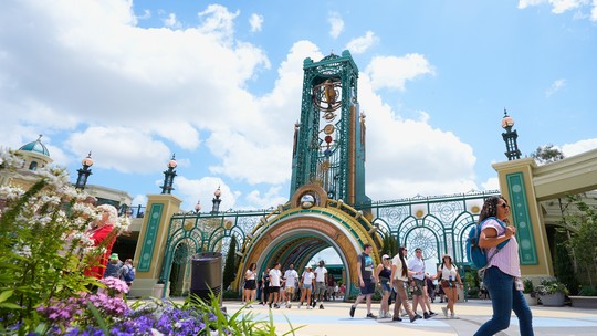Homem morre após andar em montanha-russa no novo parque da Universal em Orlando - A vítima, de cerca de 30 anos, foi encontrada inconsciente após sair da atração. Inaugurado em maio, o Epic Universe faz parte da Universal, que, assim como a Disney, está isenta de inspeções estaduais de segurança.