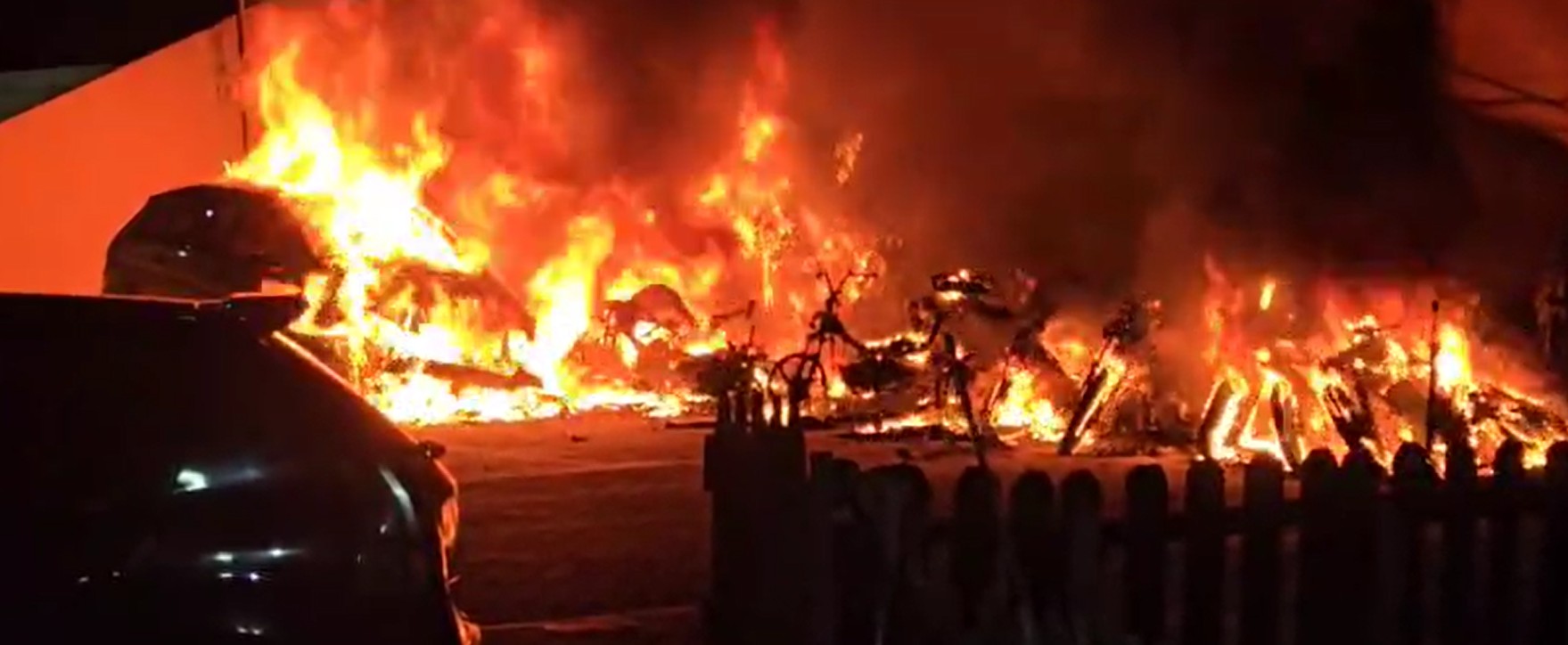 VÍDEO: Incêndio destrói 18 motos em estacionamento de condomínio em Cotia, na Grande SP