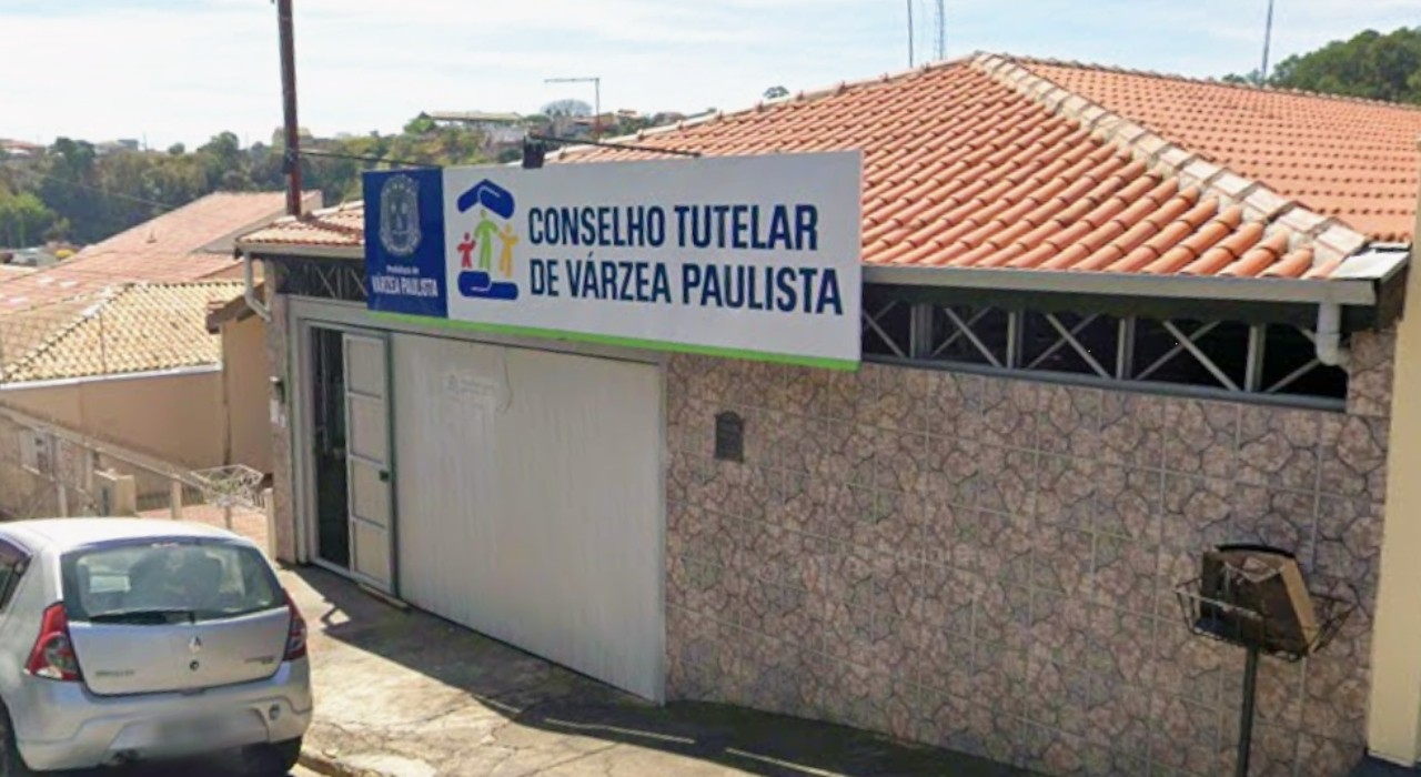 Criança de 2 anos é resgatada após ser deixada sozinha em casa no interior de SP