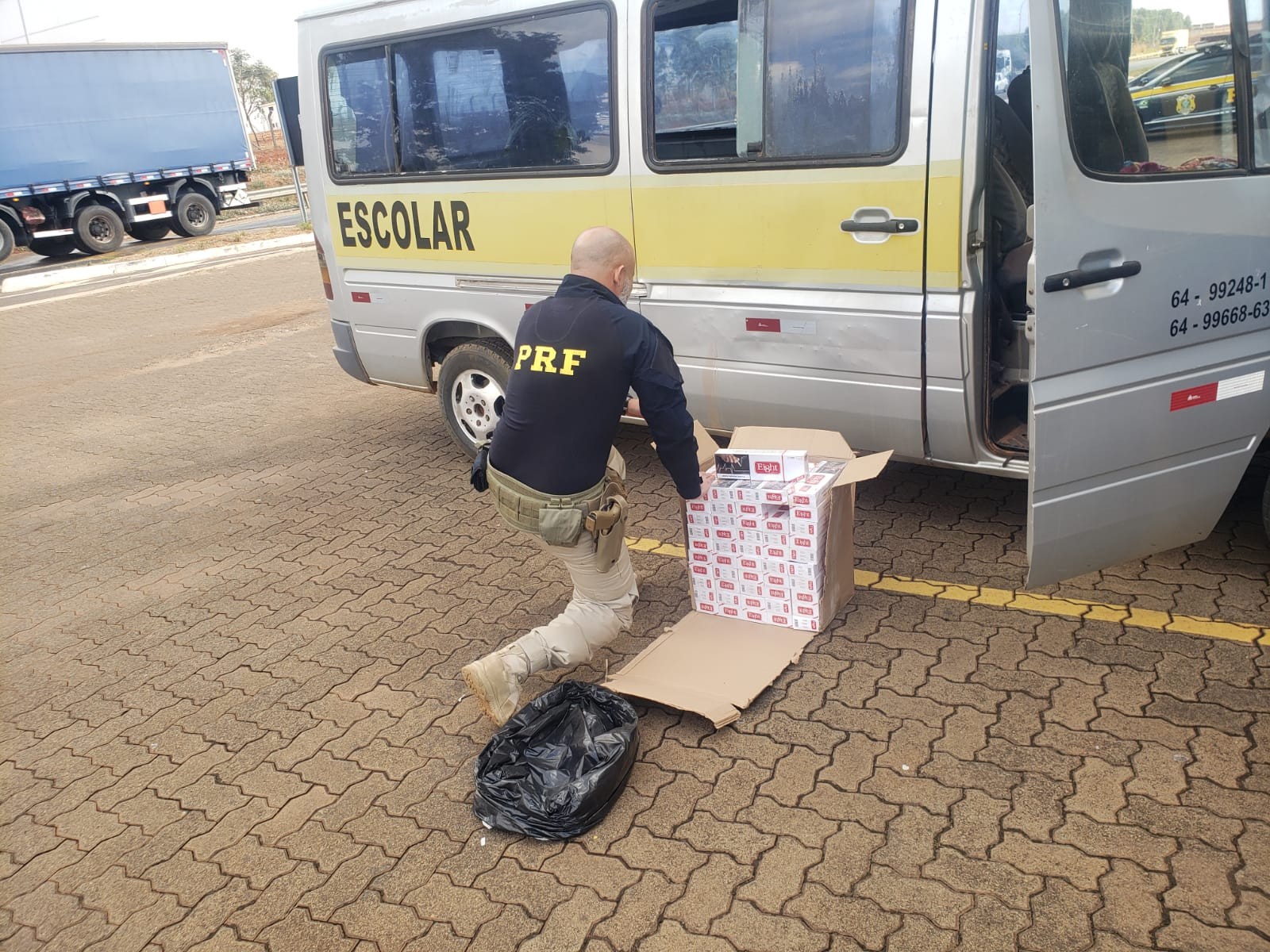 Motorista é preso com 30 mil maços de cigarros contrabandeados dentro de van escolar na BR-365, em Uberlândia