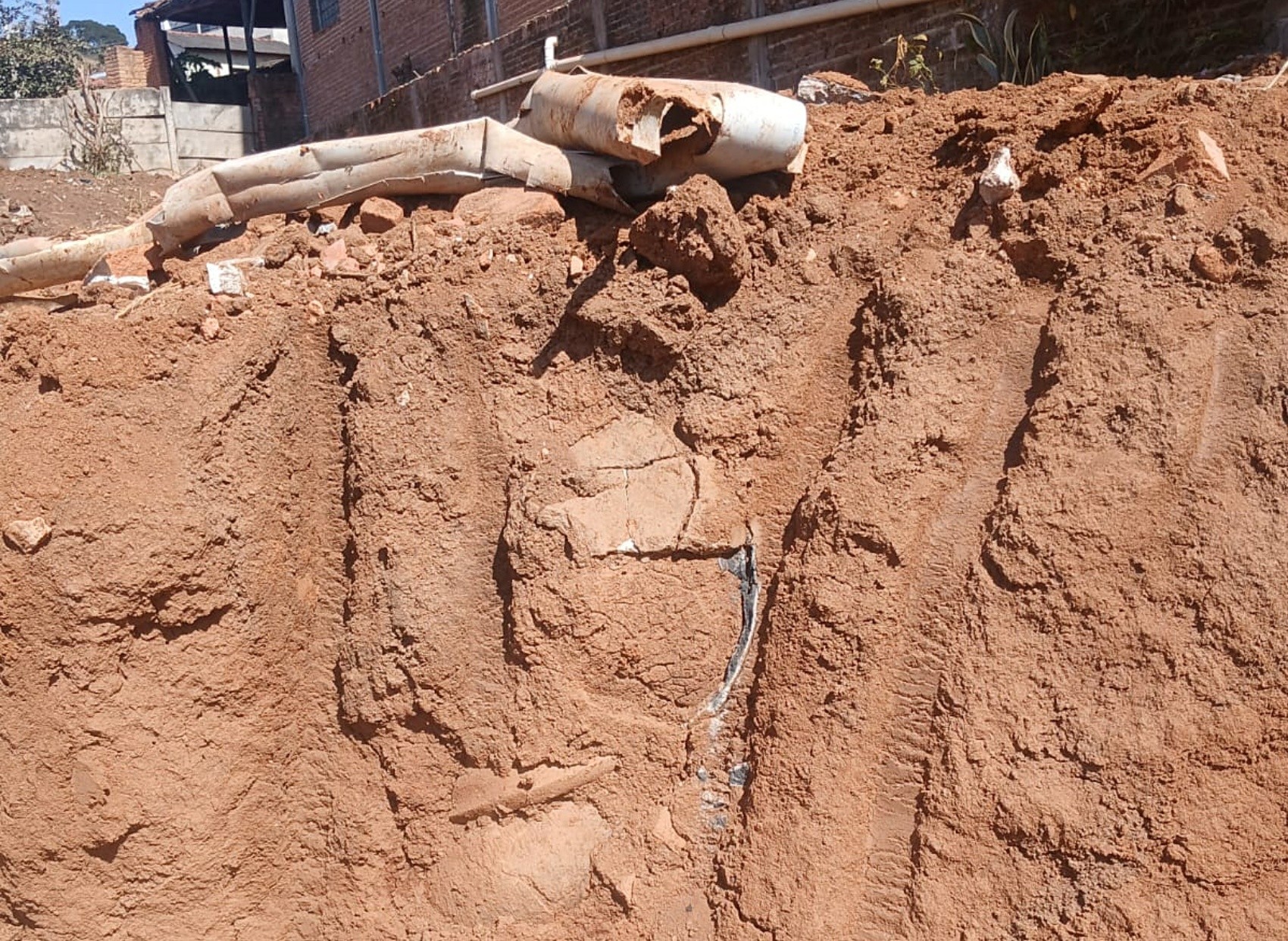 Urna funerária indígena é descoberta durante construção em terreno de Conceição dos Ouros, MG