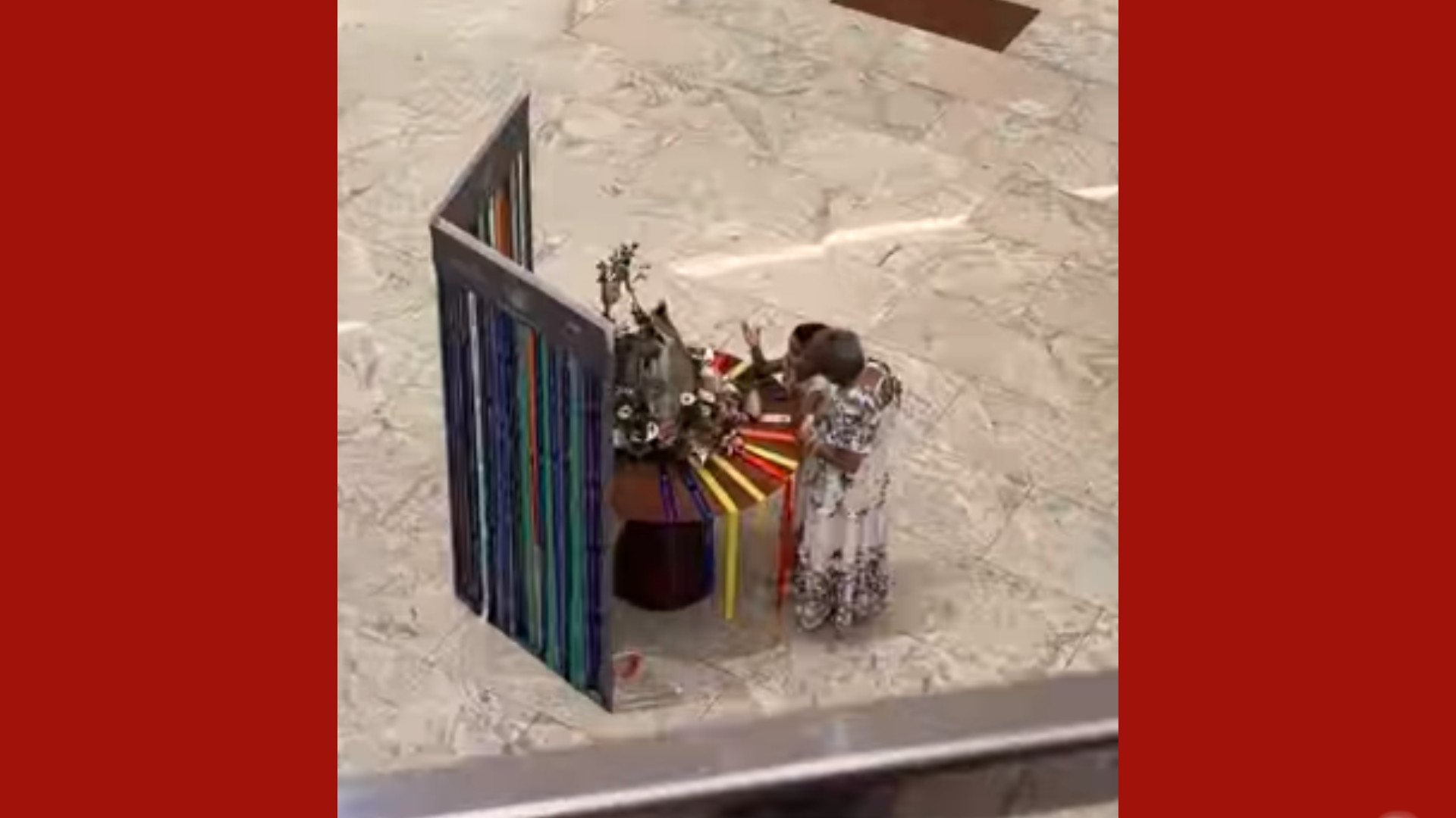 Avó e neto viralizam ao rezarem juntos perto de imagem de Nossa Senhora de Nazaré em shopping de Belém; VÍDEO