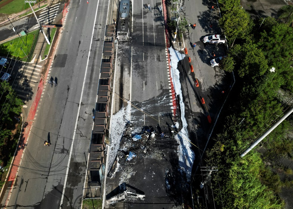 Imagem de drone mostra aeronave que caiu na Avenida Marquês de São Vicente, na Zona Oeste de São Paulo. — Foto: REUTERS/Tuane Fernandes