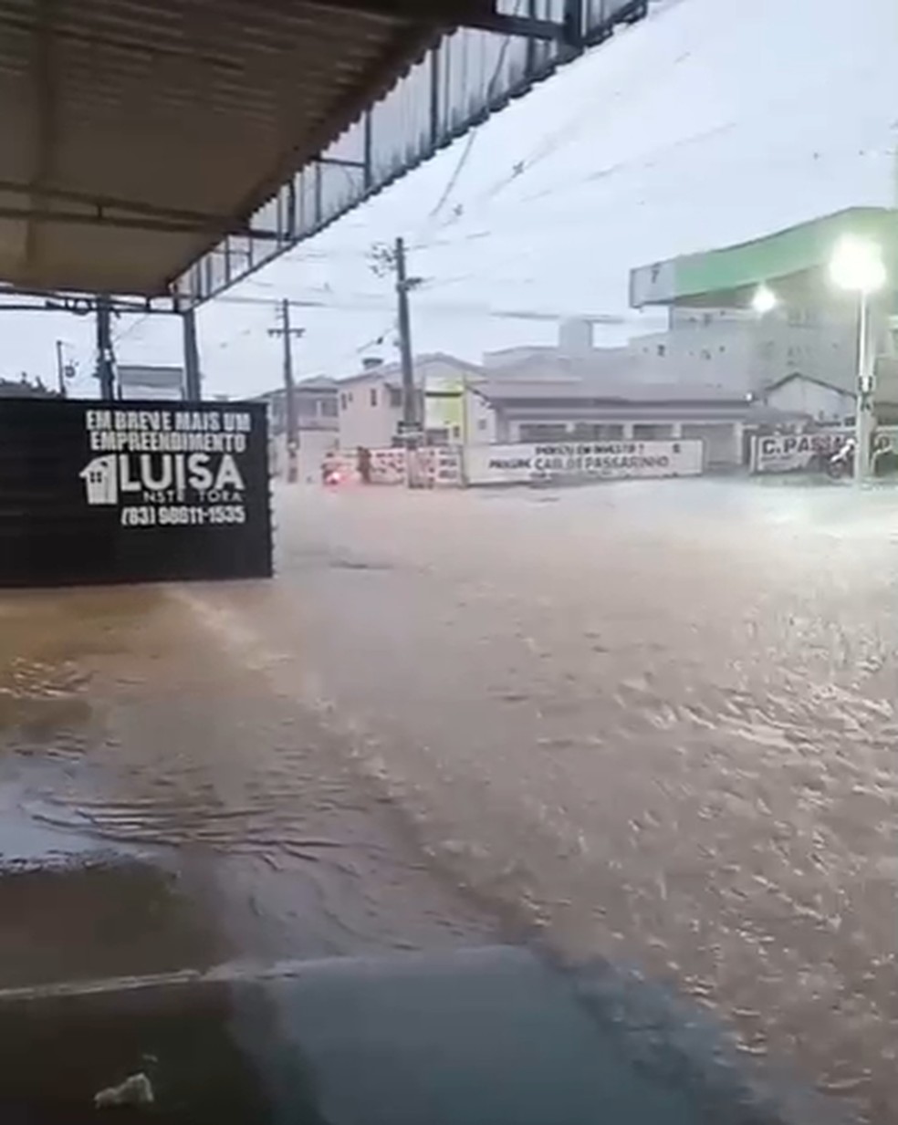 Principal rua da cidade de Jacumã foi alagada após fortes chuvas — Foto: Redes Sociais