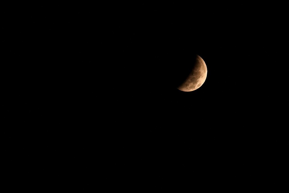 Lua � vista durante eclipse lunar parcial sobre o horizonte de T�nis, na Tun�sia, nesta sexta-feira (28). � Foto: Jihed Abidellaoui/Reuters