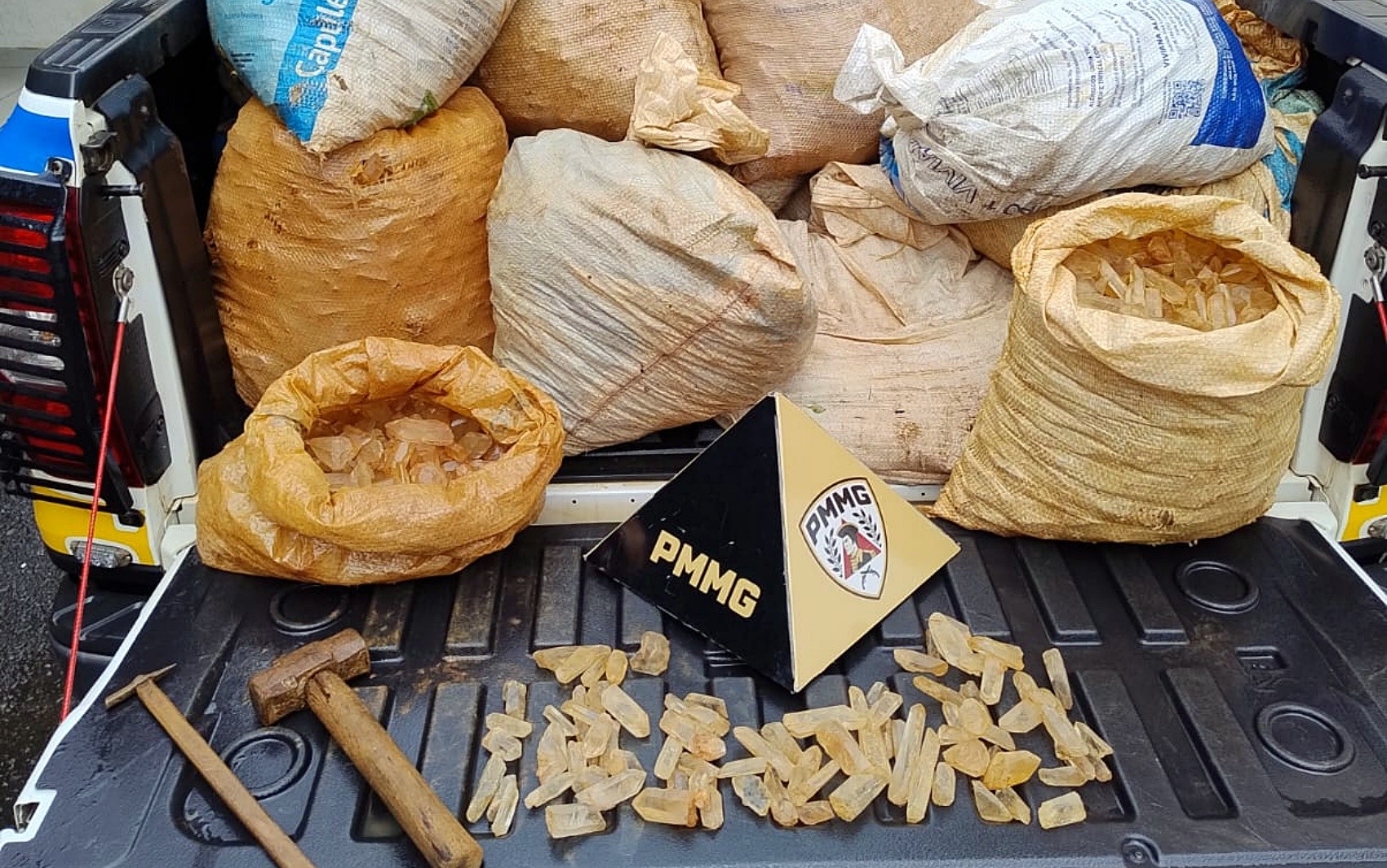 Polícia Militar apreende 700 quilos de cristais de quartzo na zona rural de Cristais, MG