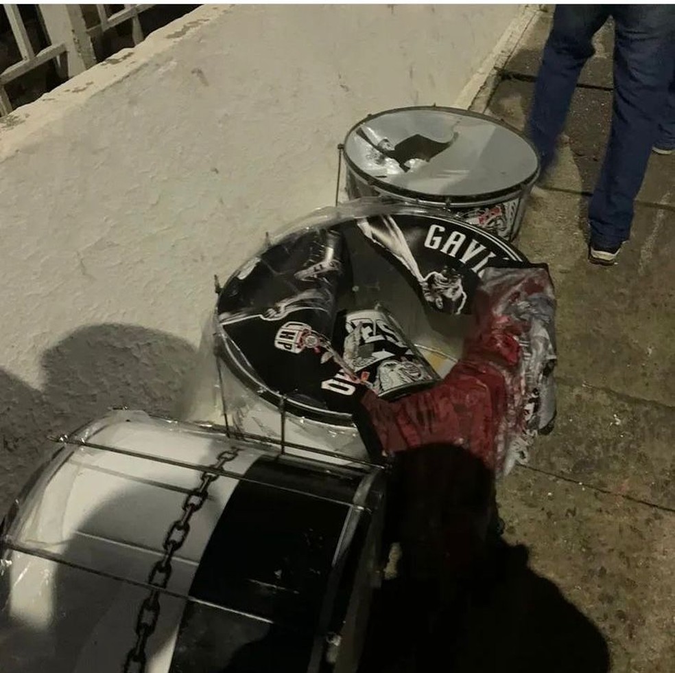 Vídeos: briga com paus, pedras e rojões entre palmeirenses e corintianos  deixa torcedores feridos e ônibus depredados em SP | São Paulo | G1