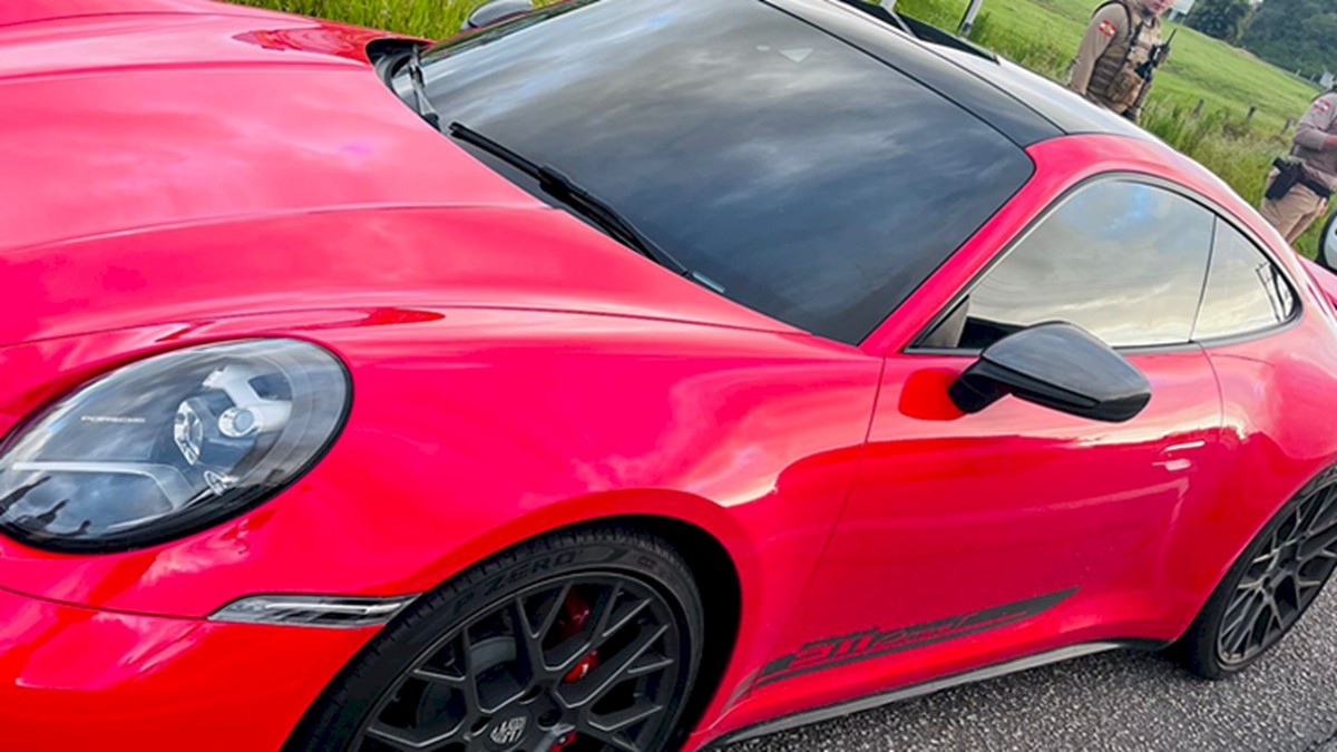 Dono de Porsche descobre que carro de luxo foi retirado por desconhecido ao buscá-lo em pátio de Balneário Camboriú