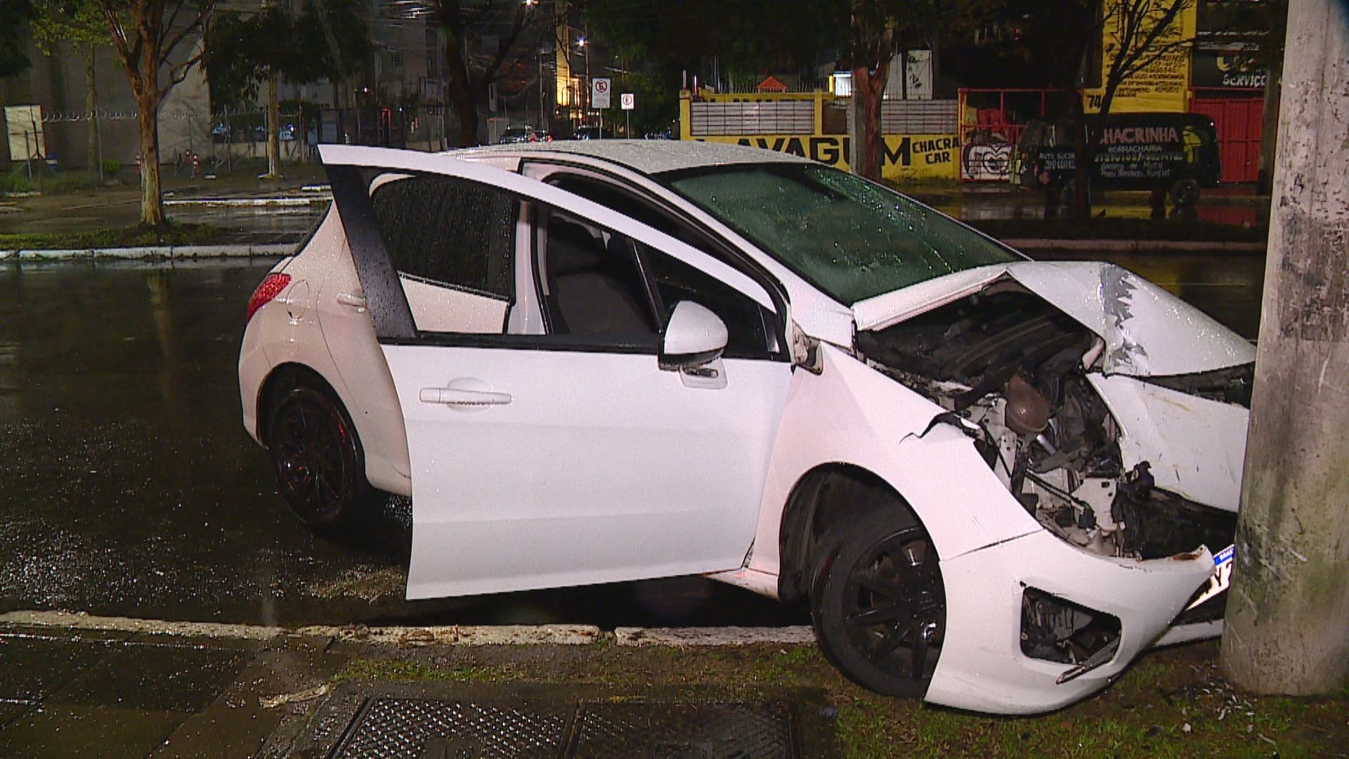 Carro bate em poste e motorista é preso após polícia encontrar drogas dentro do veículo em Porto Alegre