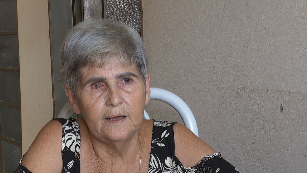 A salgadeira Maria de Fátima Garcia Chiari ficou cega do olho direito após passar por cirurgia de catarata no AME de Taquaritinga, SP — Foto: Valdinei Malaguti/EPTV