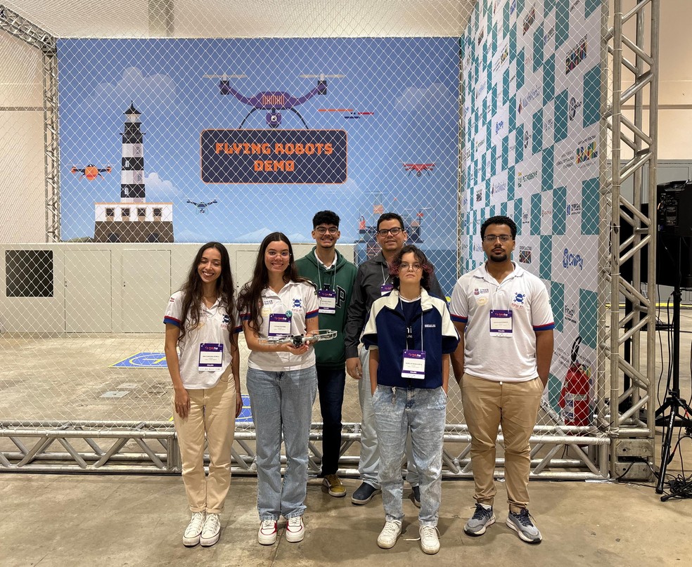 Estudantes baianos mostram drone que vai disputa a RoboCup 2025, em Salvador — Foto: Mateus Xavier/g1