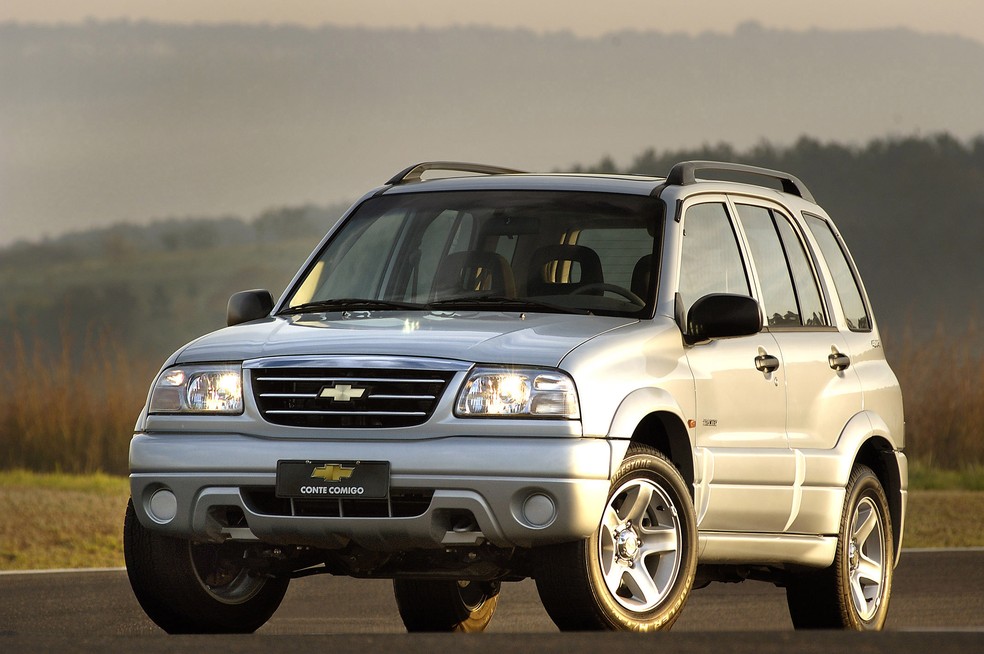 O Chevrolet Tracker já existia no mercado em 2002, mas era um irmão gêmeo do Suzuki Grand Vitara — Foto: Divulgação / GM