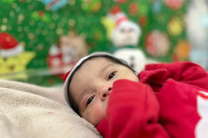 Bebês prematuros ganham ensaio de Natal em UTIs de hospital em Altamira, no Pará