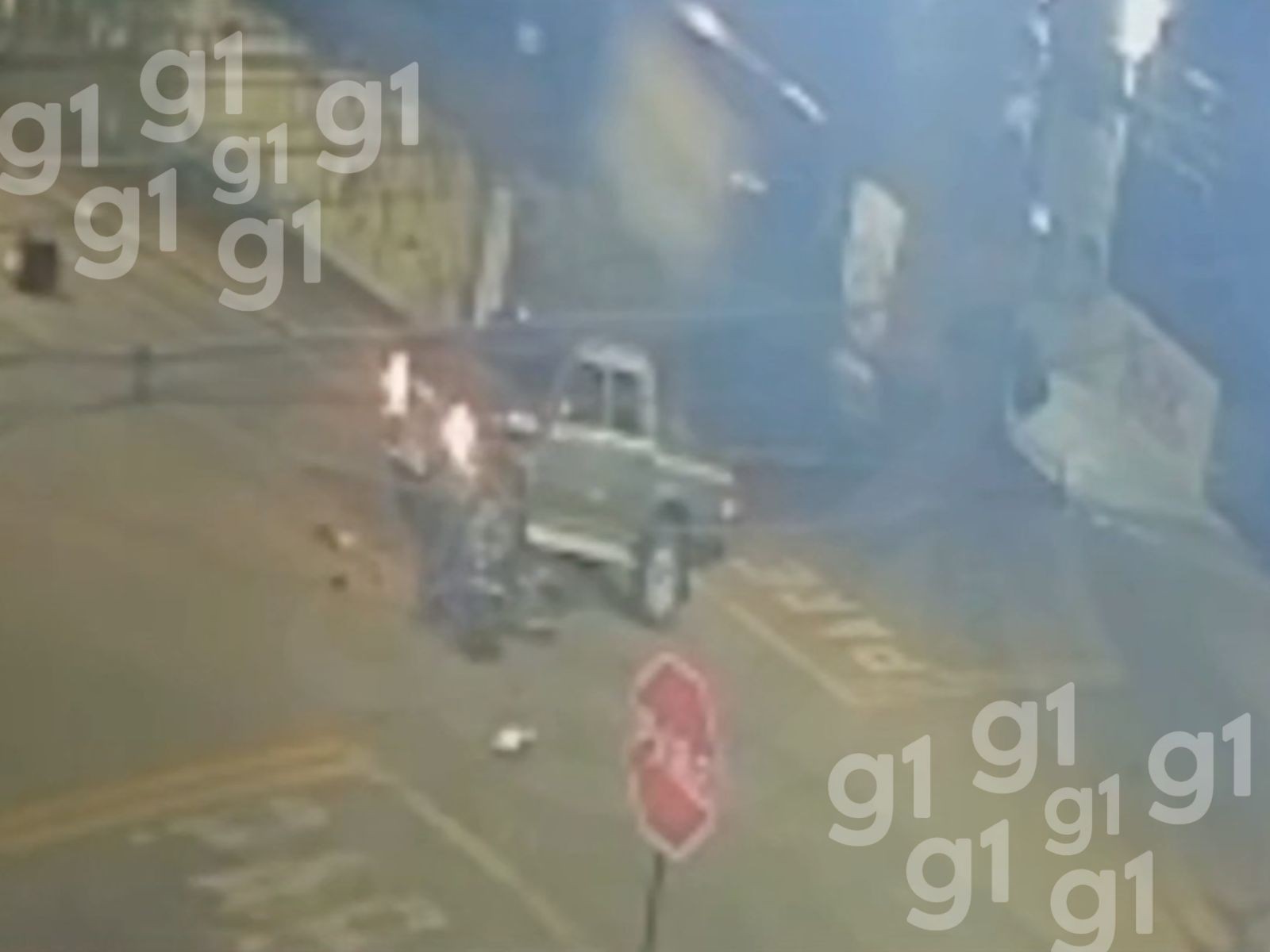 VÍDEO: Atendente de loja fica em estado grave após batida entre moto e caminhonete no Acre