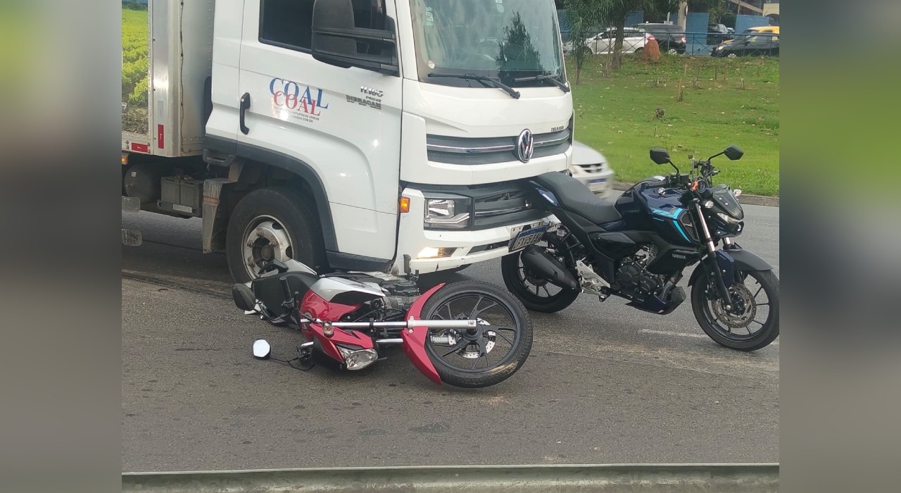 Acidente entre motos e caminhão causa lentidão em avenida da Zona Norte de Sorocaba