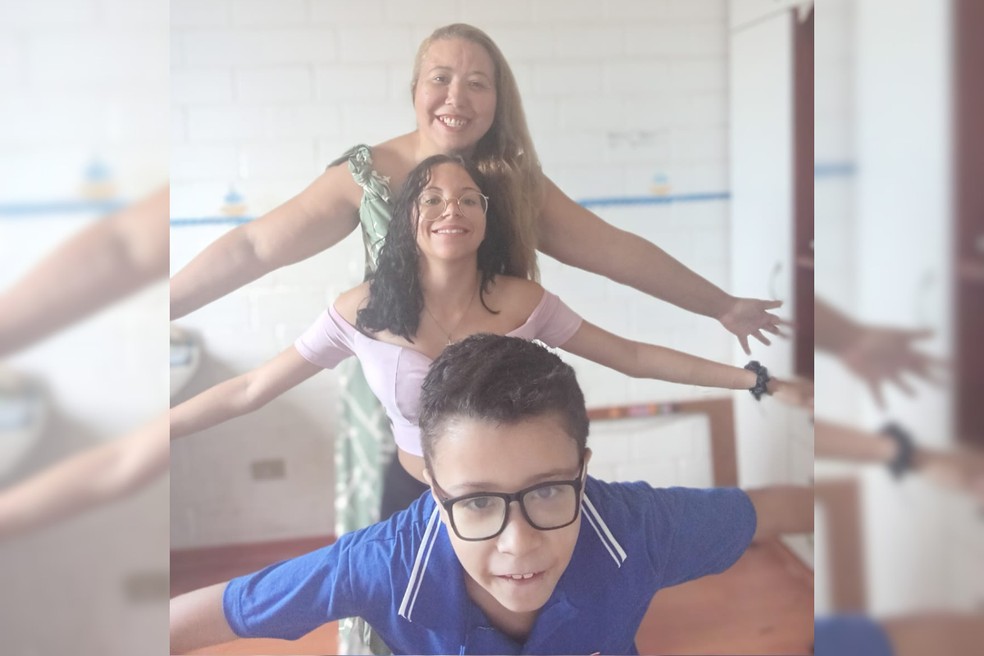 Vanessa Silva de Oliveira junto dos dois filhos. O mais novo também é diagnosticado com TEA — Foto: Vanessa Silva de Oliveira/Arquivo pessoal