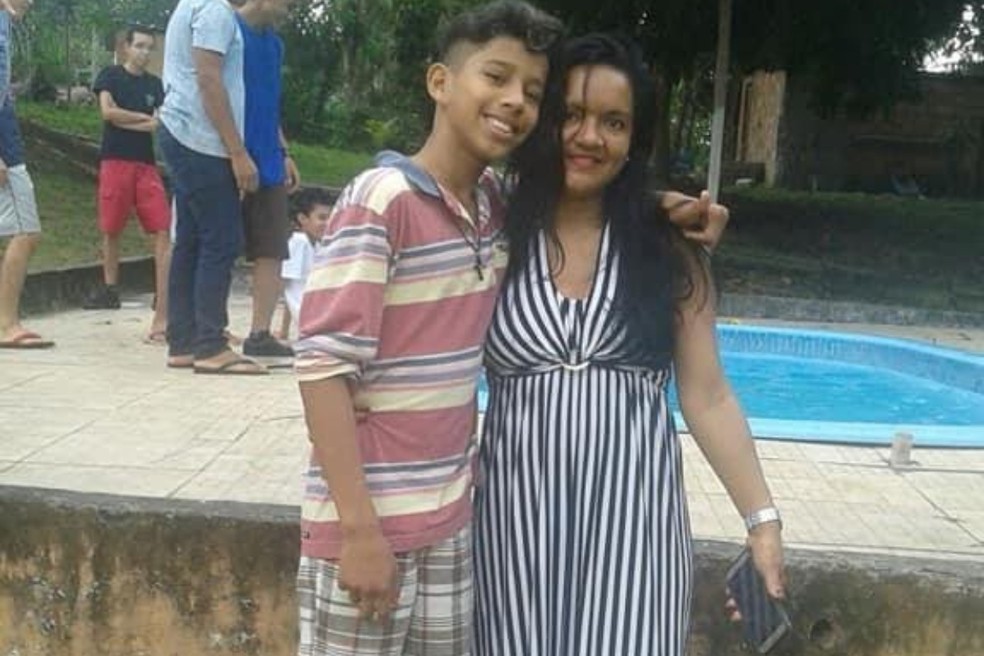Thales Geovanne em última foto com a mãe. — Foto: Foto: Arquivo Pessoal