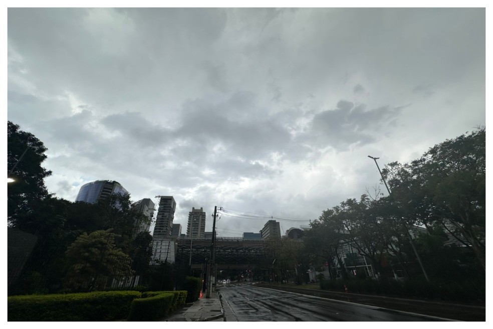 fotojet-10- Frente fria traz chuva intensa e ventos fortes para São Paulo; Defesa Civil alerta para alagamentos